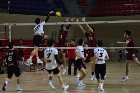 为什么主审主审在比赛中频繁向投手提供磨搓后的新球以防异物